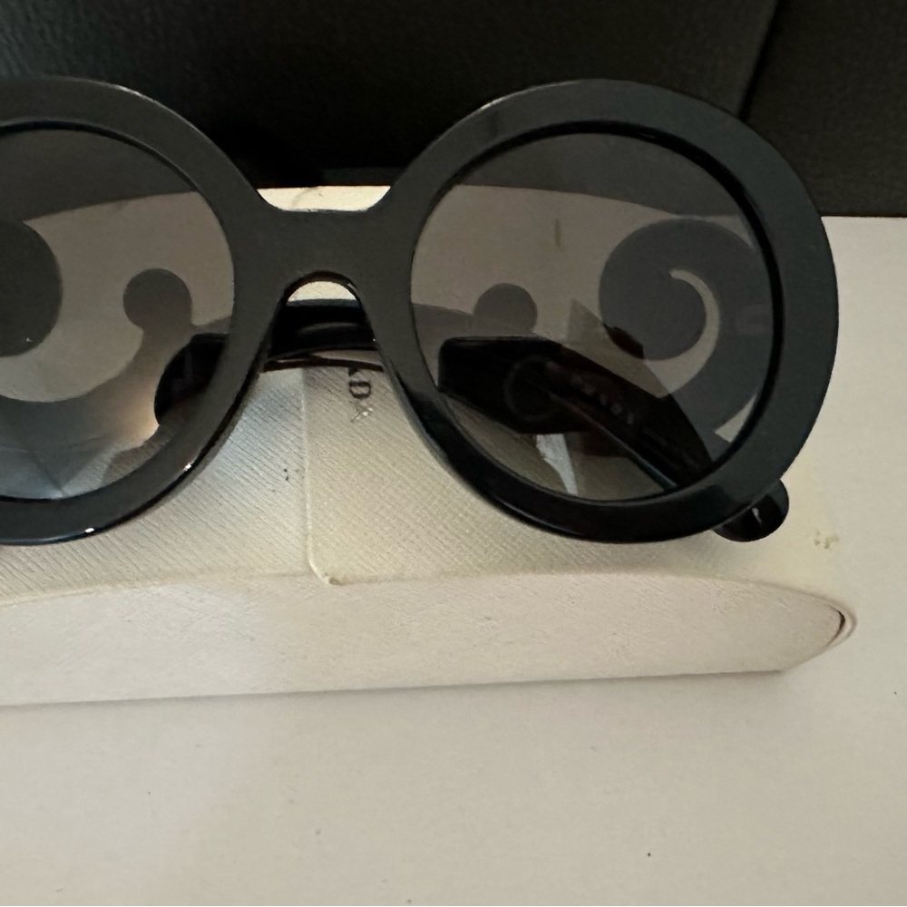 Prada iconic sunglasses - Picture 3 of 5